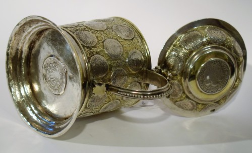 Antiquités - Tankard en argent doré, orné de 38 anciennes pièces d'argent